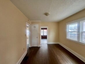 933 Sandusky Ave in Kansas City, KS - Foto de edificio - Building Photo