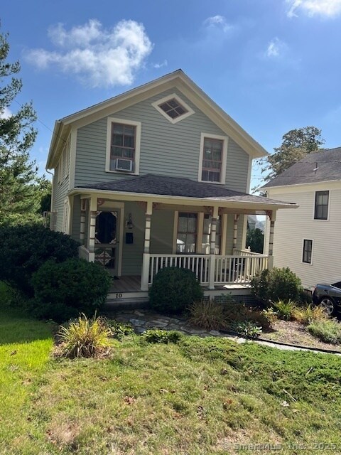 10 Latham St in Groton, CT - Building Photo