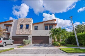 10590 NW 78th Ter in Doral, FL - Foto de edificio - Building Photo