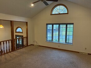 945 1/2 Broglie Dr in Pittsburgh, PA - Building Photo - Building Photo