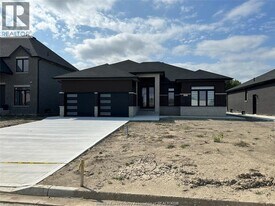 510 Veneto St in Lakeshore, ON - Building Photo