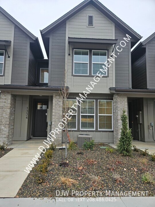 1334 N Meadowglen Ave in Meridian, ID - Building Photo
