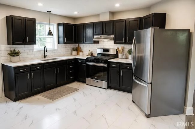 property at 916 E Dixon St