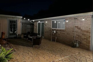 8015 Windy Creek Dr in Houston, TX - Building Photo - Building Photo