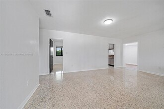 168 SE 9th Ct in Hialeah, FL - Building Photo - Building Photo