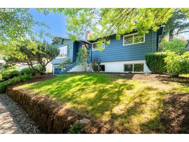 7323 SW Nevada Terrace in Portland, OR - Foto de edificio - Building Photo