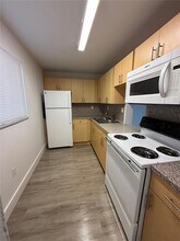 3626 NE 168th St in North Miami Beach, FL - Foto de edificio - Building Photo