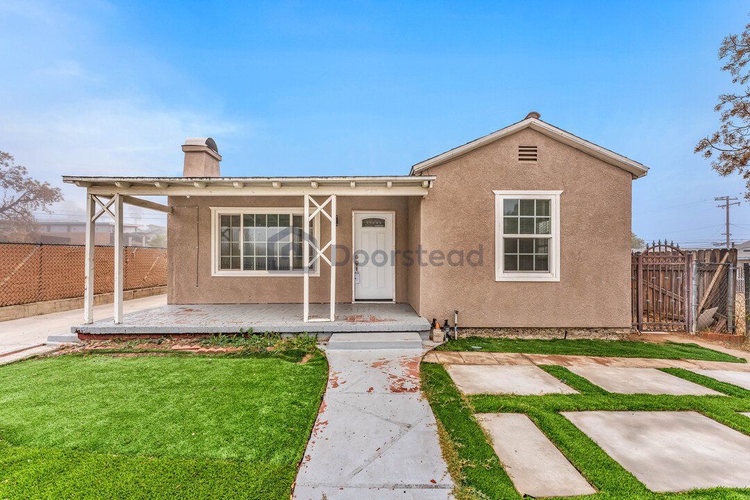 138 E Peck St in Lake Elsinore, CA - Building Photo