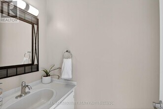 24 Whelan Dr in Ottawa, ON - Building Photo - Building Photo