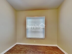 4214 Hartford Lake Dr in Tampa, FL - Building Photo - Building Photo