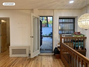 25 W 70th St in New York, NY - Building Photo - Building Photo