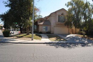10101 St Albans Ave in Bakersfield, CA - Building Photo