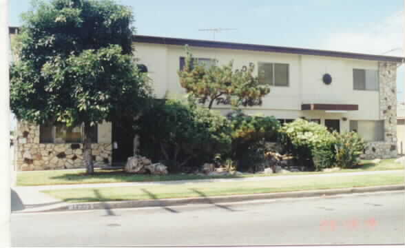 Pine Gardens in Gardena, CA - Building Photo