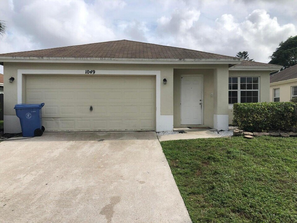 1049 Park Hill Dr in Haverhill, FL - Building Photo