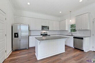 601 Lake Shelf Dr in Baton Rouge, LA - Foto de edificio - Building Photo