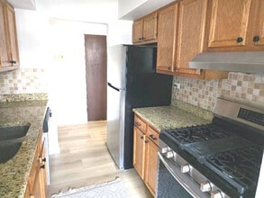 2212 Country Club Dr in Woodridge, IL - Building Photo - Building Photo
