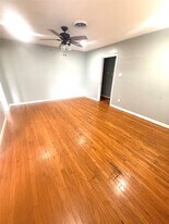 12 Willow Ln in Galveston, TX - Building Photo