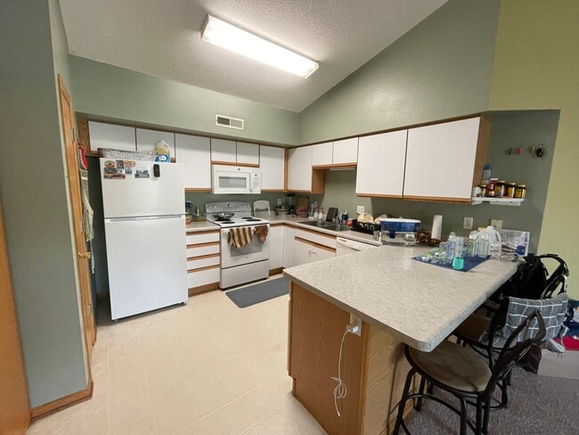 2266 Holiday Rd in Coralville, IA - Building Photo - Building Photo