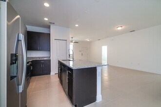 602 Madrid Dr in Poinciana, FL - Building Photo - Building Photo