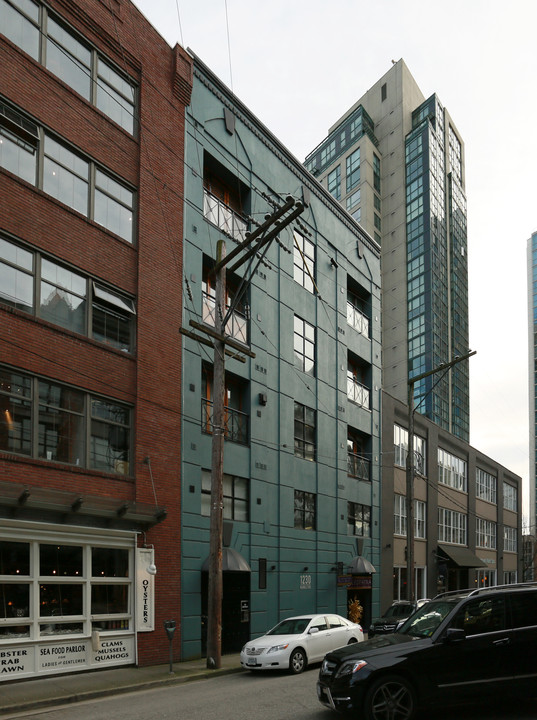 1230 Hamilton St in Vancouver, BC - Building Photo