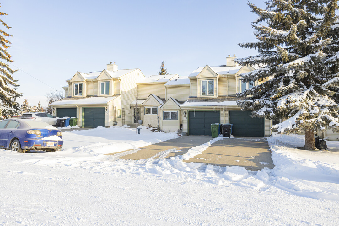 781 Sandringham Pl NW in Calgary, AB - Building Photo