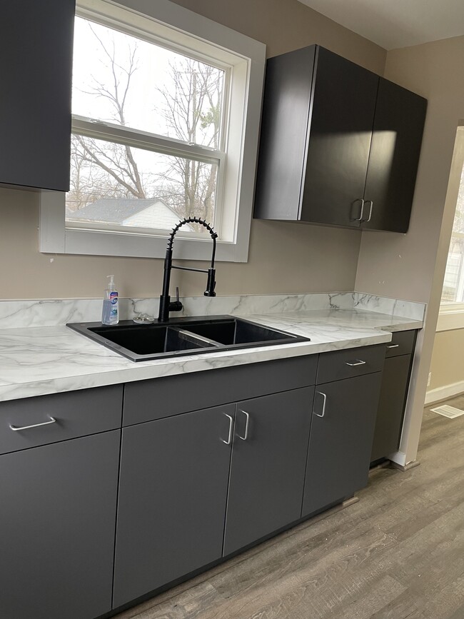 592 E Montcalm St in Pontiac, MI - Foto de edificio - Building Photo