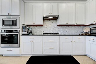 303 Cherrystone Loop in Mustang Ridge, TX - Foto de edificio - Building Photo