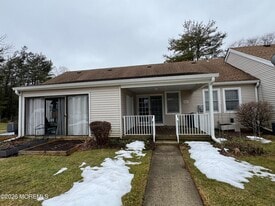 93 Halls Croft Rd in Freehold, NJ - Building Photo