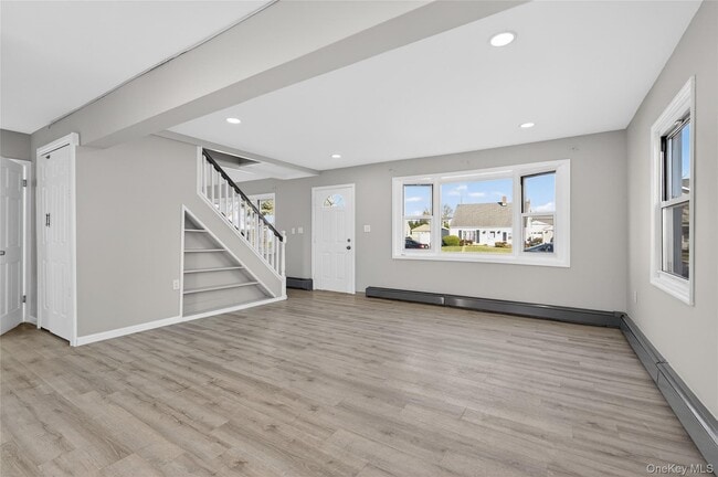 28 Candle Ln in Levittown, NY - Building Photo - Building Photo