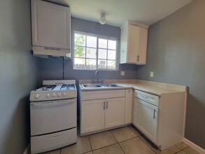 204 E 10th St-Unit -Rear in San Bernardino, CA - Building Photo - Building Photo
