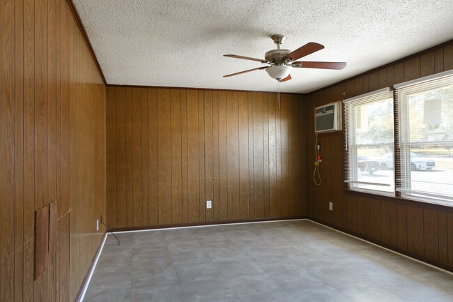 1049 Rulnick St in Fayetteville, NC - Building Photo - Building Photo