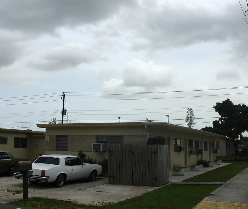 6240 Dewey St in Hollywood, FL - Building Photo