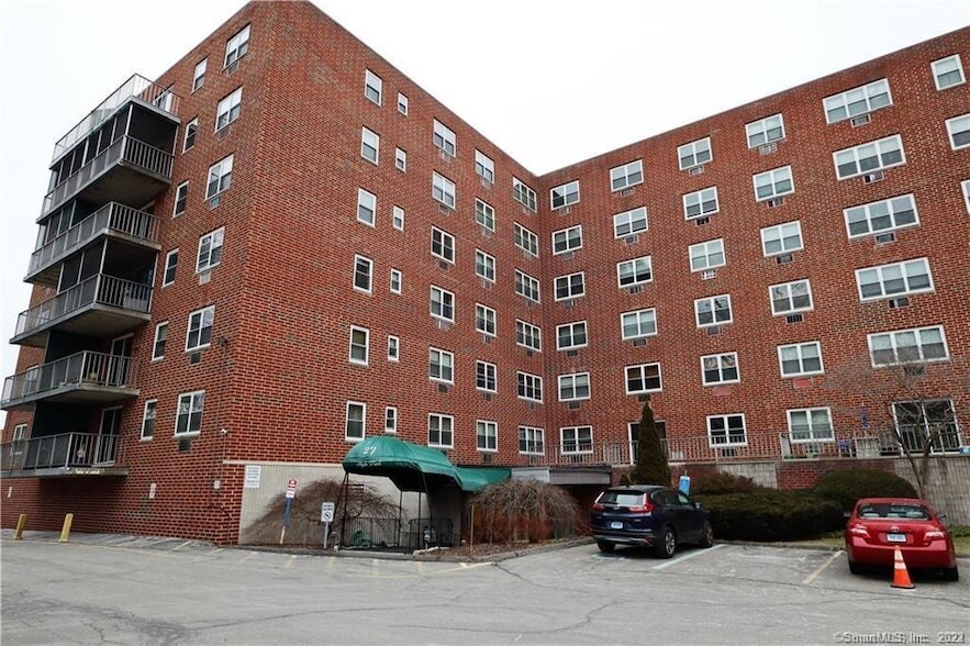 27 Northill St in Stamford, CT - Building Photo