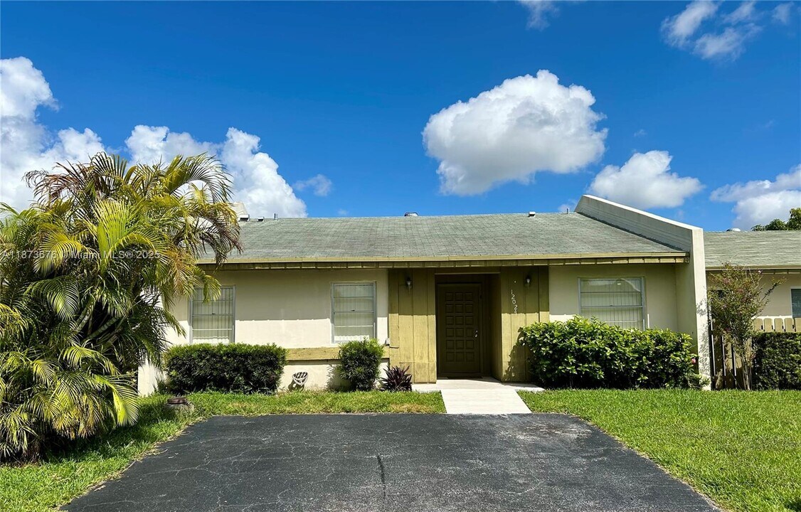 12024 SW 110th St Cir E in Miami, FL - Building Photo