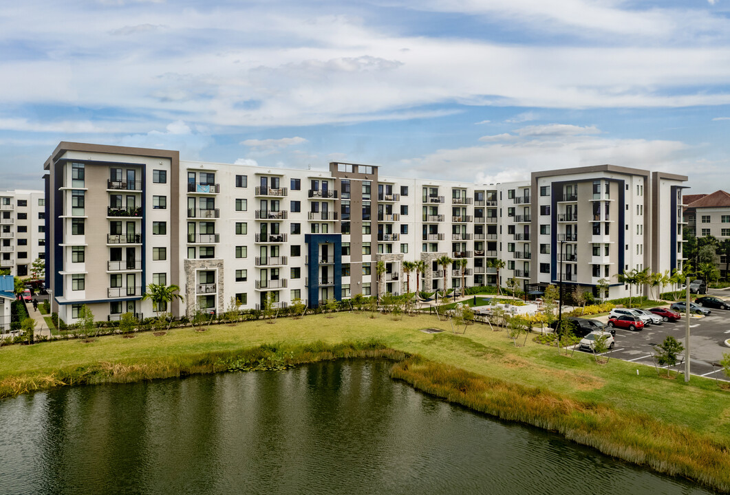 Solena Miramar in Miramar, FL - Foto de edificio