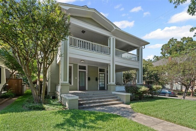 301 S Edgefield Ave in Dallas, TX - Building Photo - Building Photo