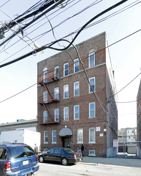 711 E 228th in Bronx, NY - Building Photo