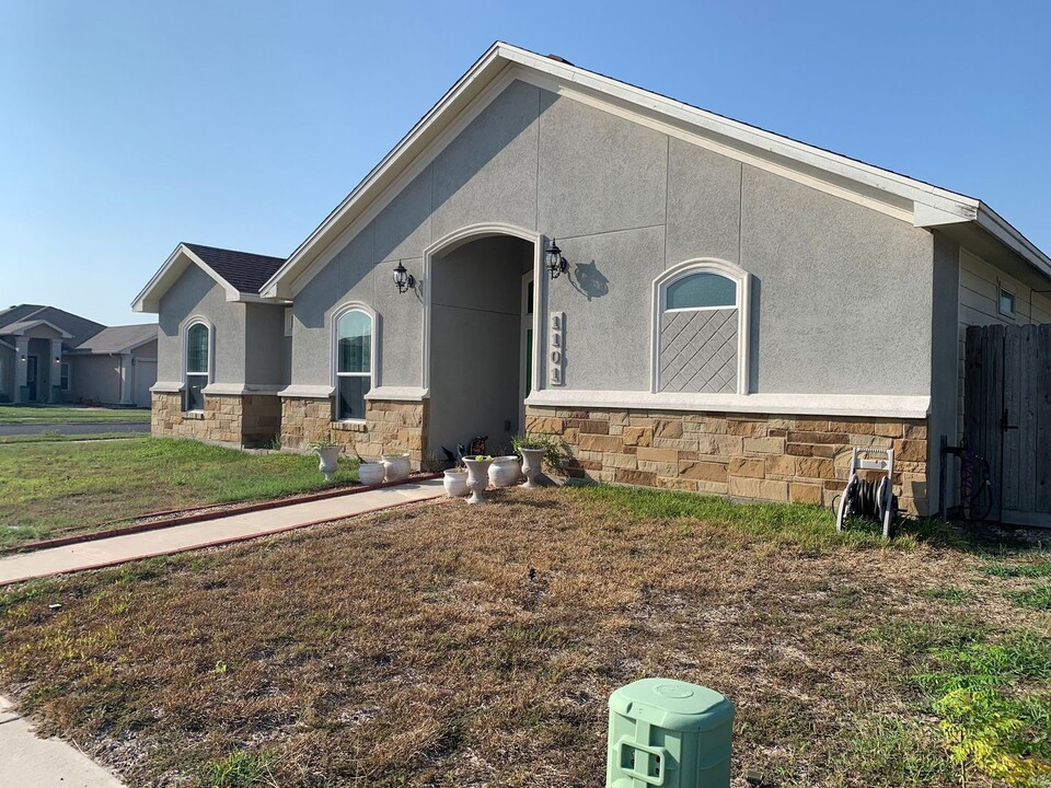 1101 Sambar Ln in Corpus Christi, TX - Building Photo