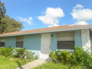 Oaks Apartments in Tampa, FL - Building Photo - Building Photo