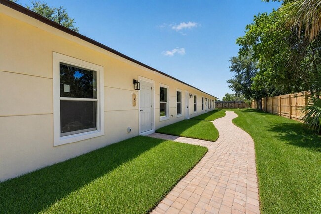 3255 Avenue J in Riviera Beach, FL - Building Photo - Building Photo