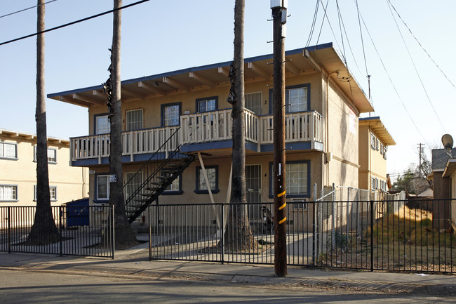 Oakmont Apartments in Sacramento, CA - Building Photo - Building Photo