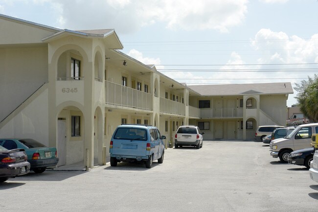 6345 W 22nd Ct in Hialeah, FL - Foto de edificio - Building Photo