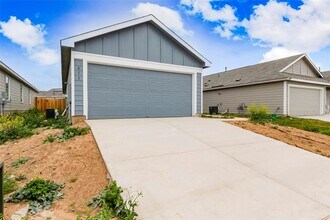 611 Whoopers Lp in Uhland, TX - Building Photo - Building Photo