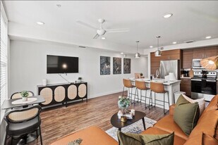 120 N Madison Ave in Dallas, TX - Building Photo