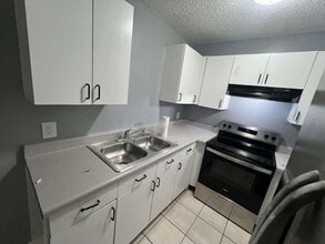 8301 N Alaska St in Tampa, FL - Foto de edificio - Building Photo