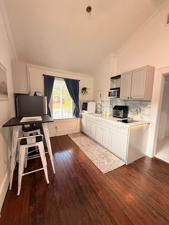 1920 Victoria Ave in Ft. Myers, FL - Building Photo