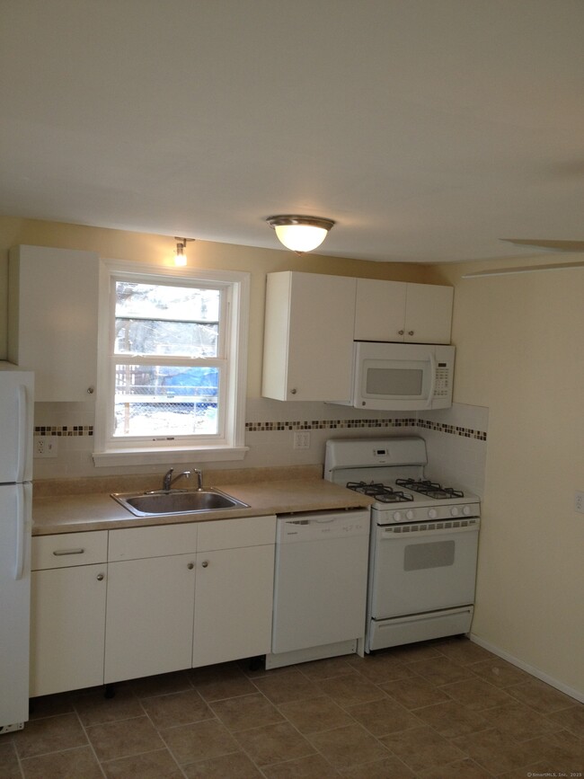 97-99 Alexander Dr in Bridgeport, CT - Building Photo - Building Photo