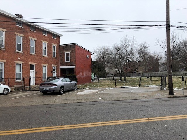 305 W Pike St in Covington, KY - Building Photo