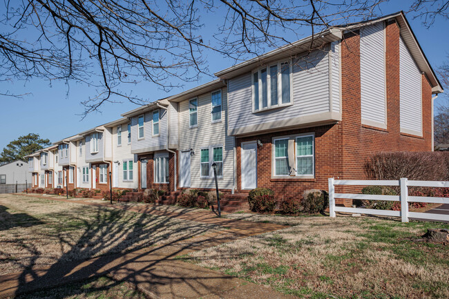 Woodland Manor Condominiums in Columbia, TN - Foto de edificio - Building Photo