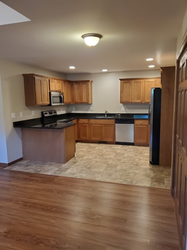 566 Meadow Oak Cir in Fairfax, IA - Building Photo - Building Photo